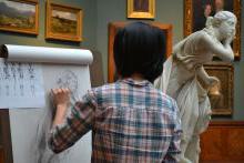 医学院学生在博物馆画画
